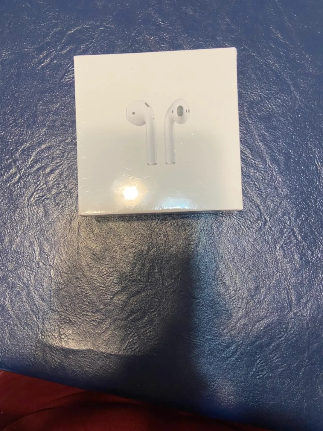 Apple AirPods with Wireless Charging Case image indicator(2)
