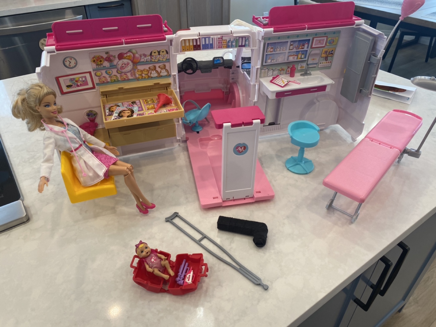 Barbie Ambulance/Medical Playset - photo 2