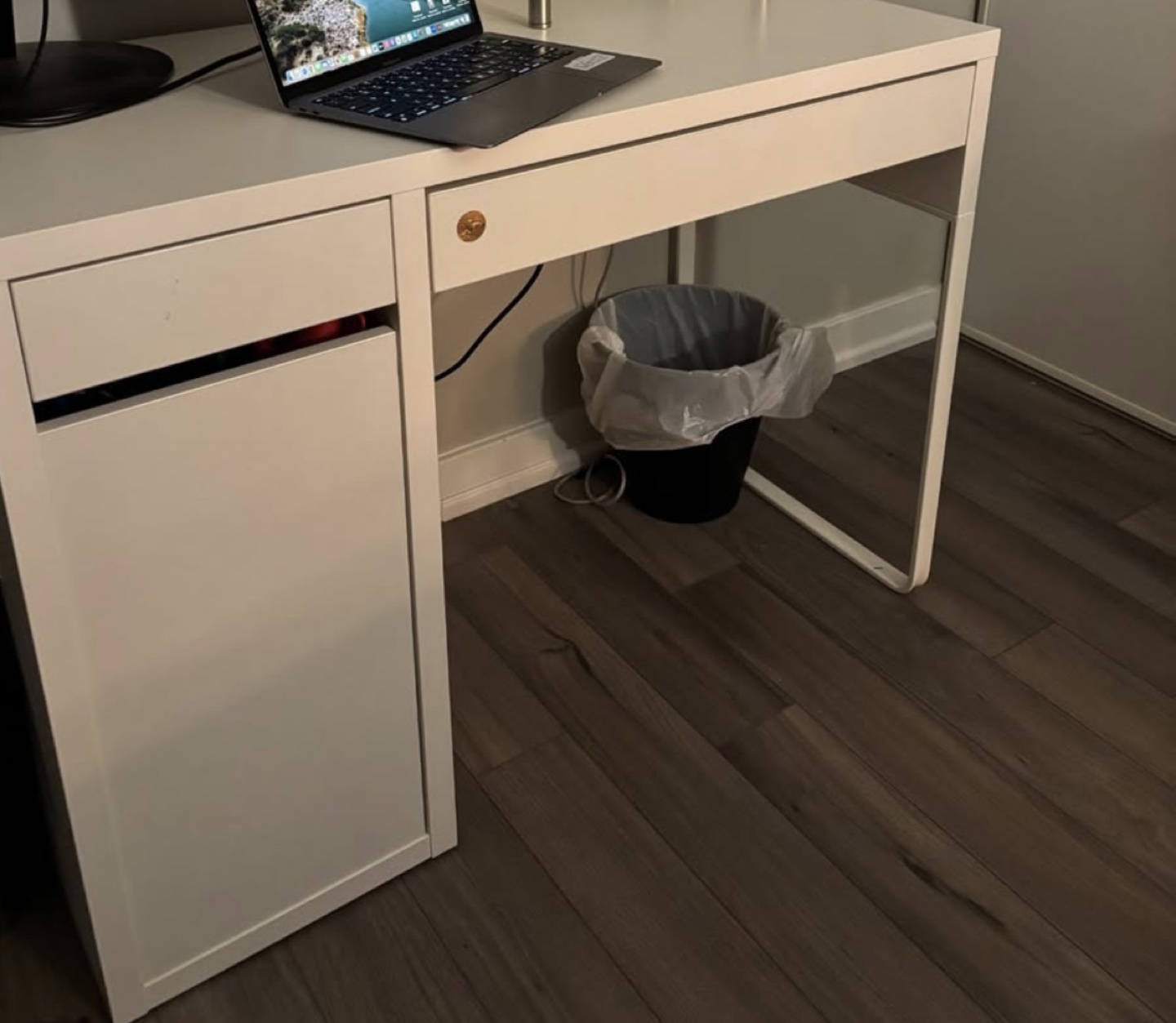 White Desk with storage compartment - photo 2