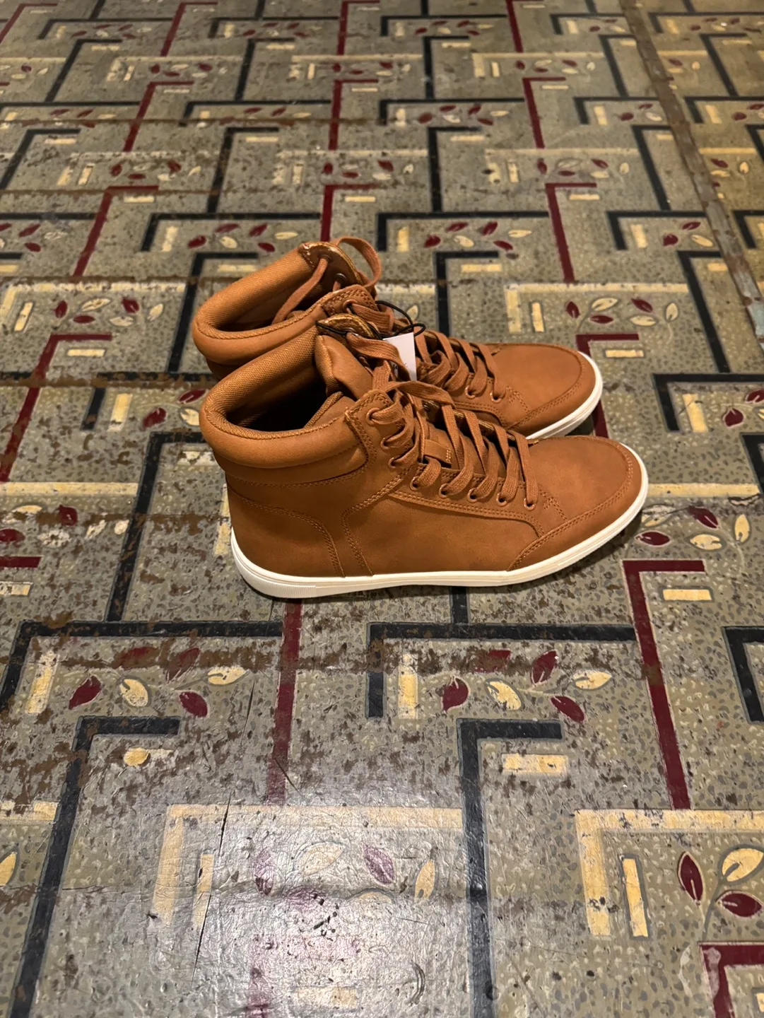 High-top sneakers image indicator(3)