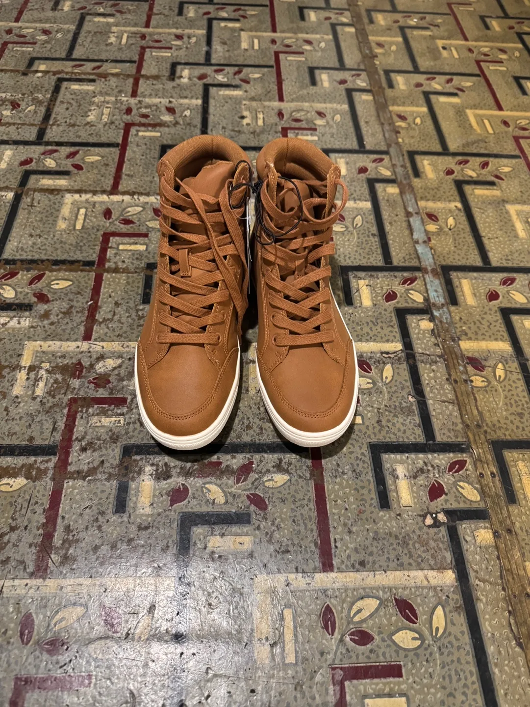 High-top sneakers image indicator(4)