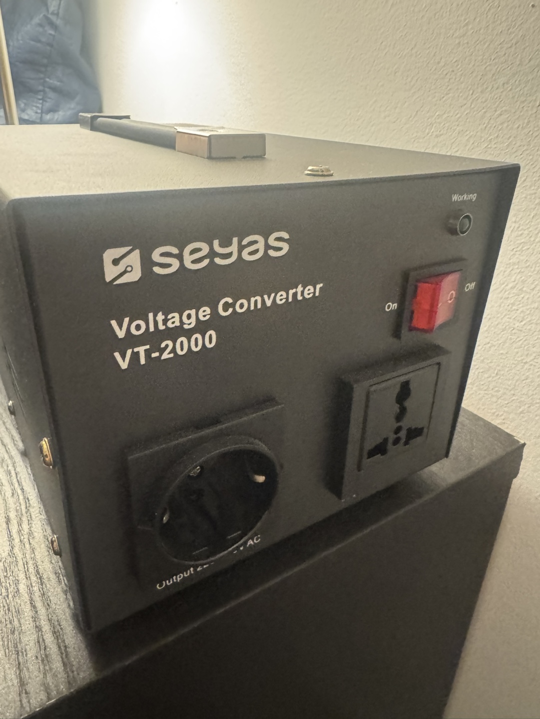 Seyas VT-2000 Voltage Converter