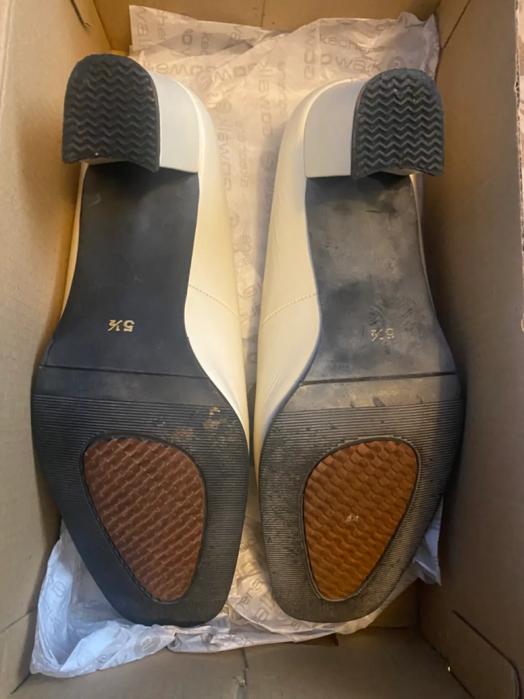 White leather heels with bow image indicator(2)