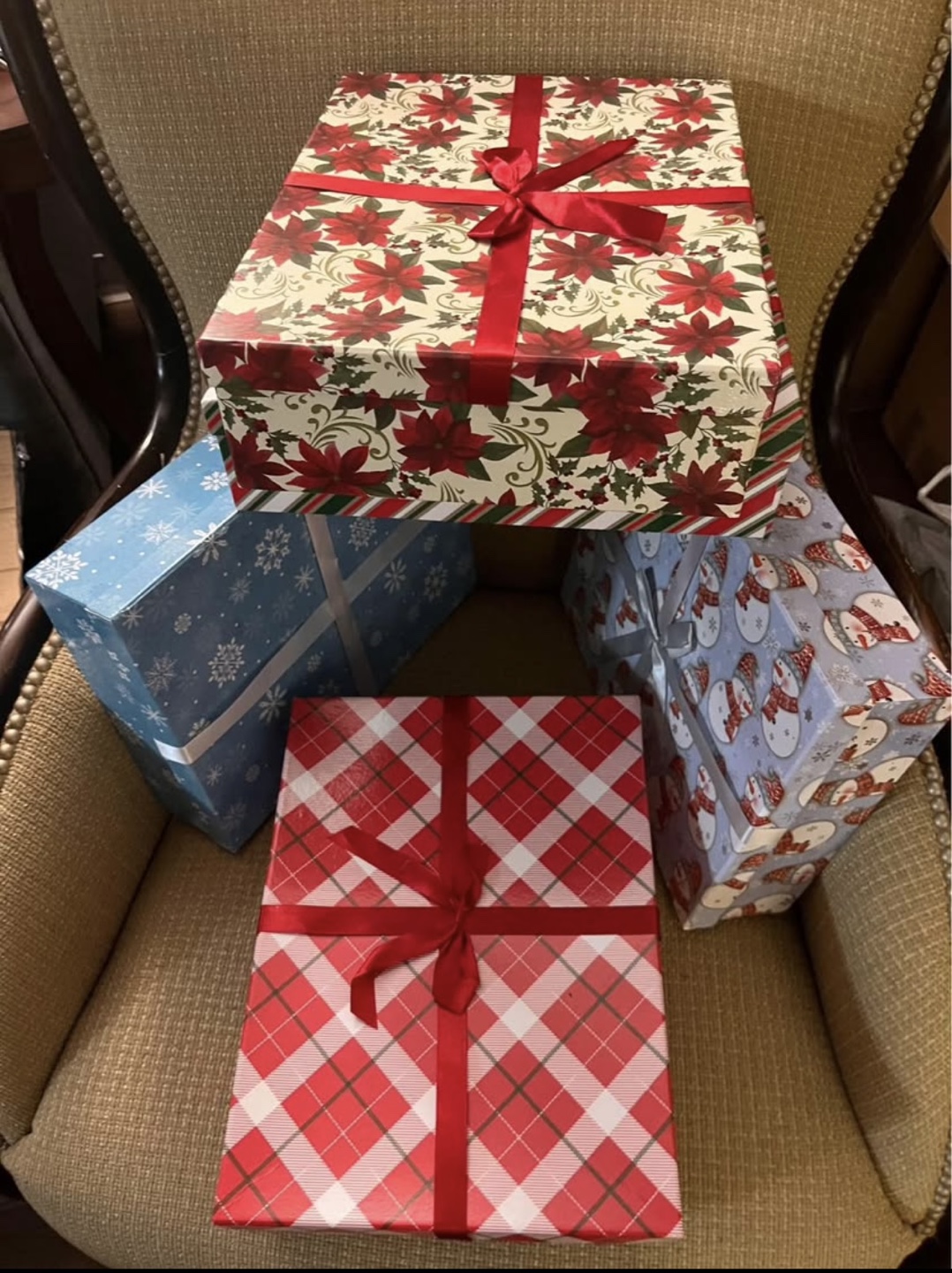 Christmas gift boxes, see description. Pickup by Chinook Mall. - photo 5