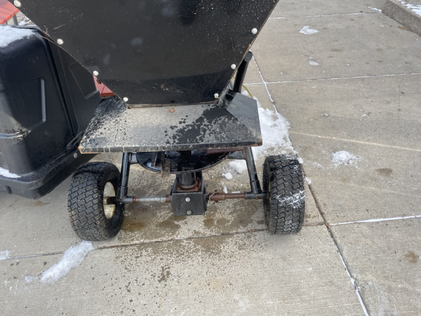 Spreader salt and fertilizer