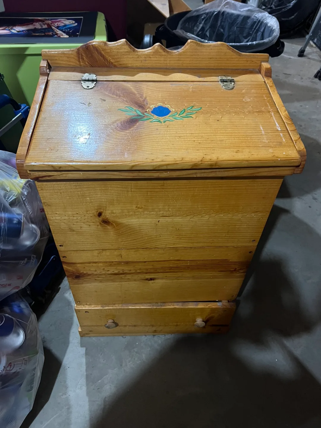Solid wood garbage can thumbnail