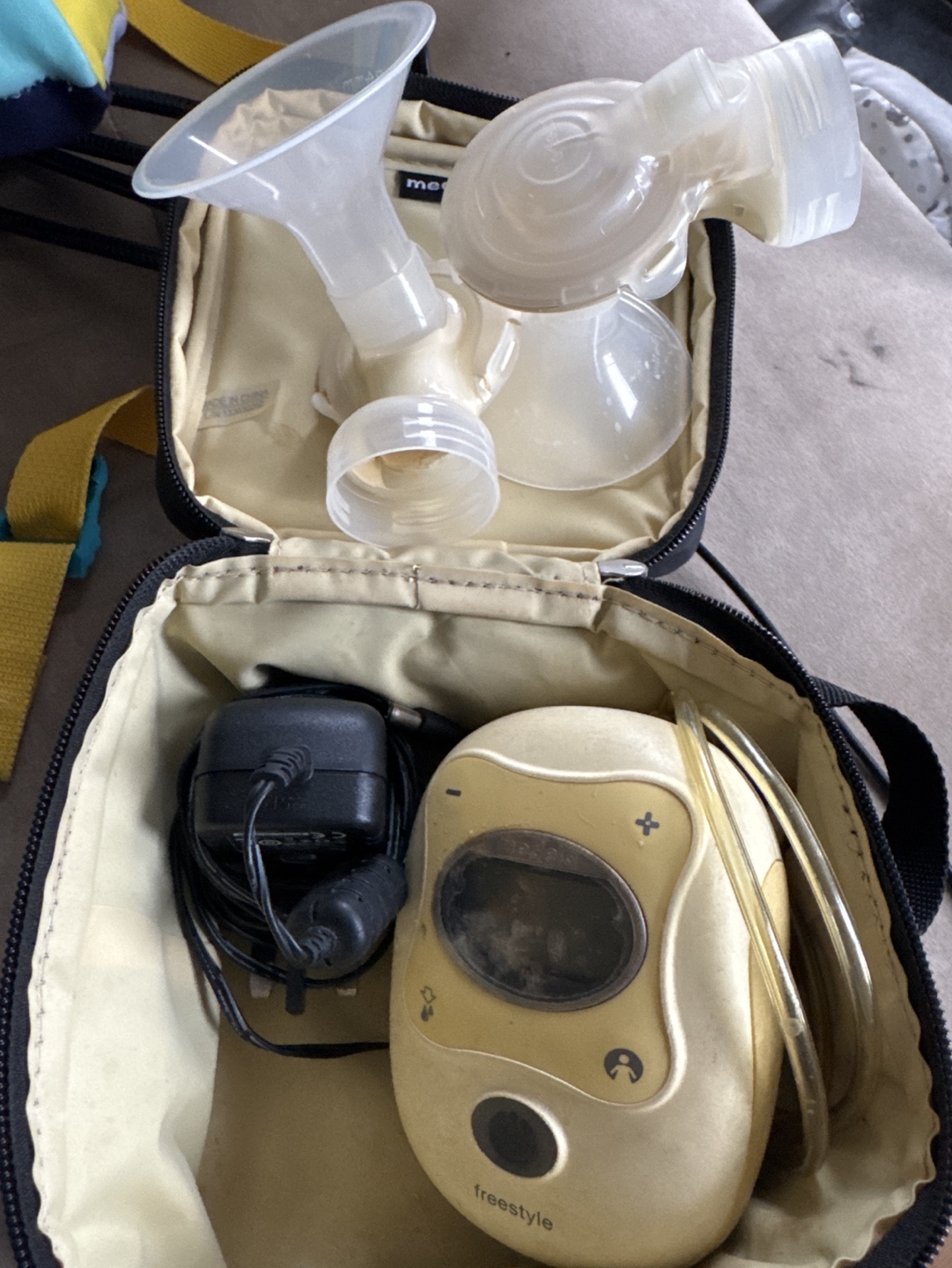 Medela Freestyle Breast Pump. Giveaway!!!