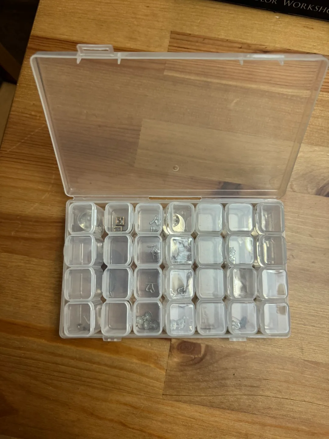 Clear Plastic Storage Box with 28 Compartments image indicator(2)