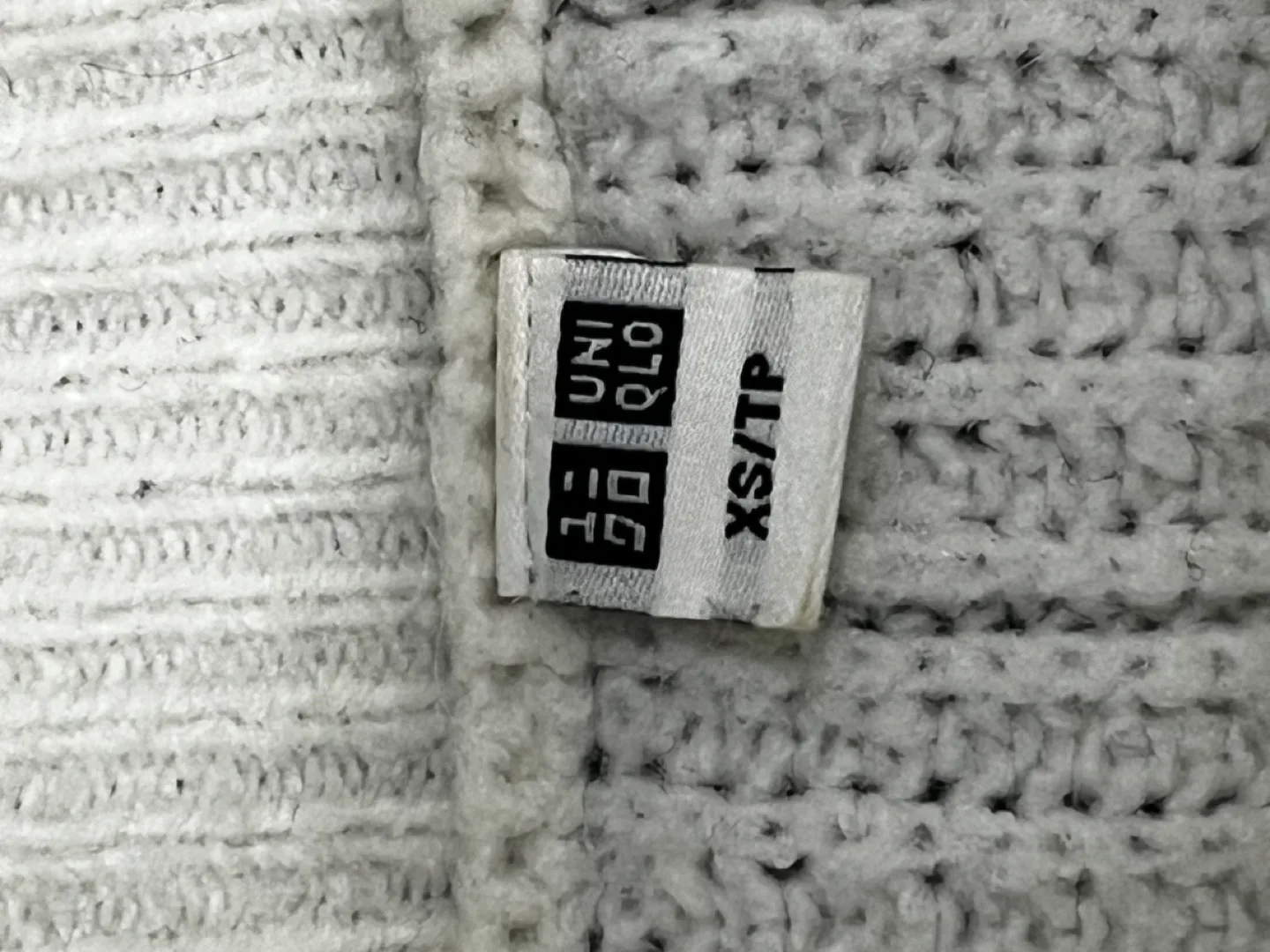 White UNIQLO Sweater image indicator(2)
