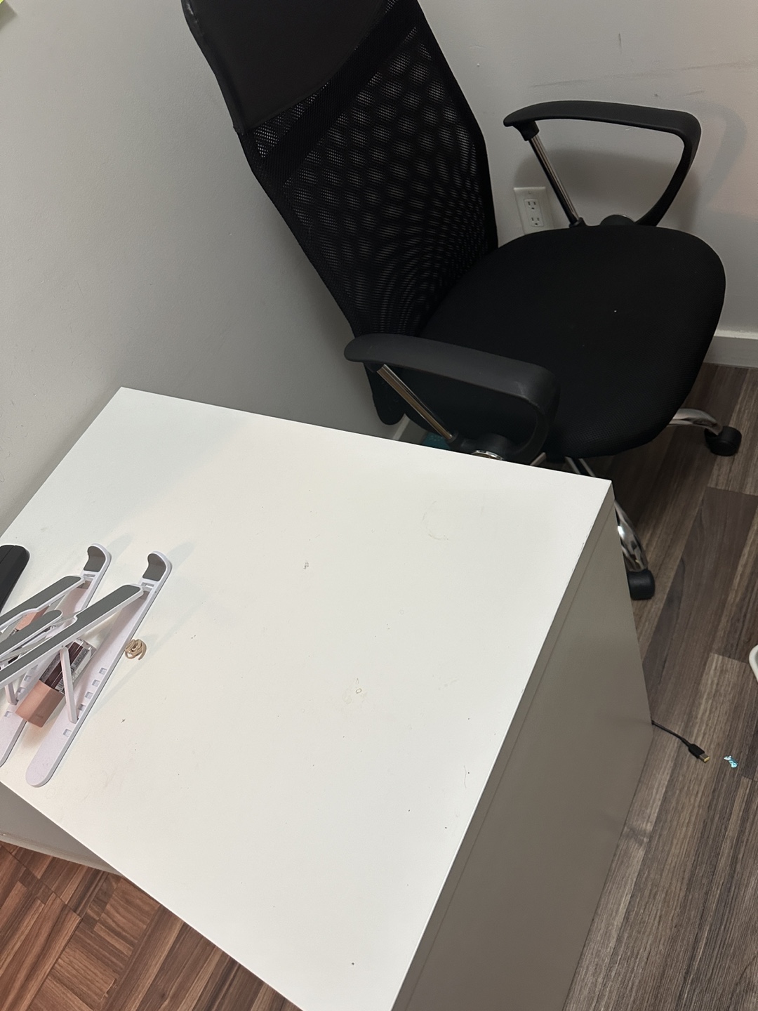 White Desk with Black Office Chair - photo 4