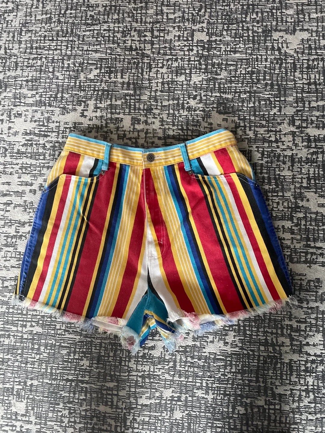 Rainbow shorts image indicator(5)