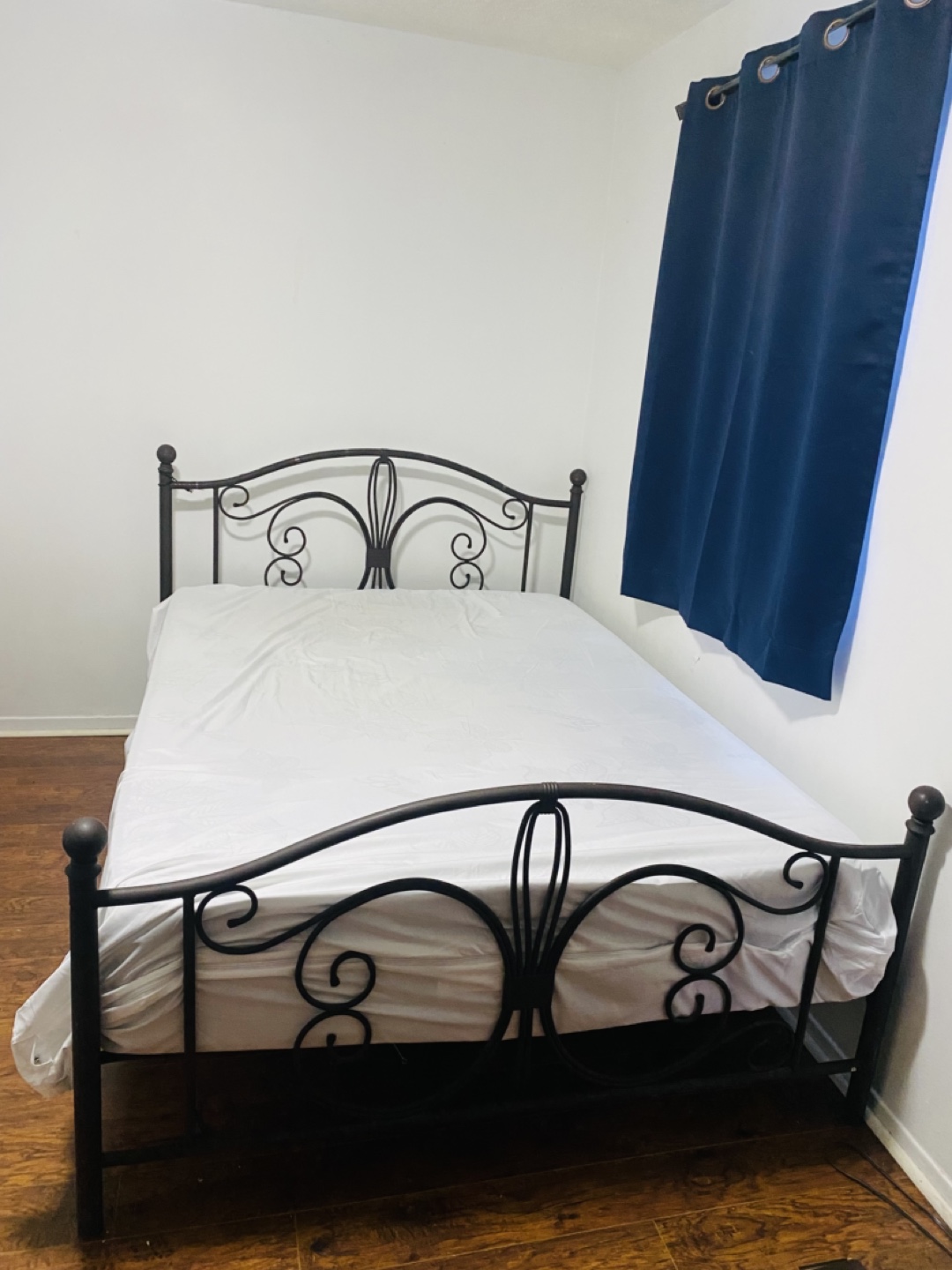 Queen Size Metal Bed Frame and Mattress - photo 5
