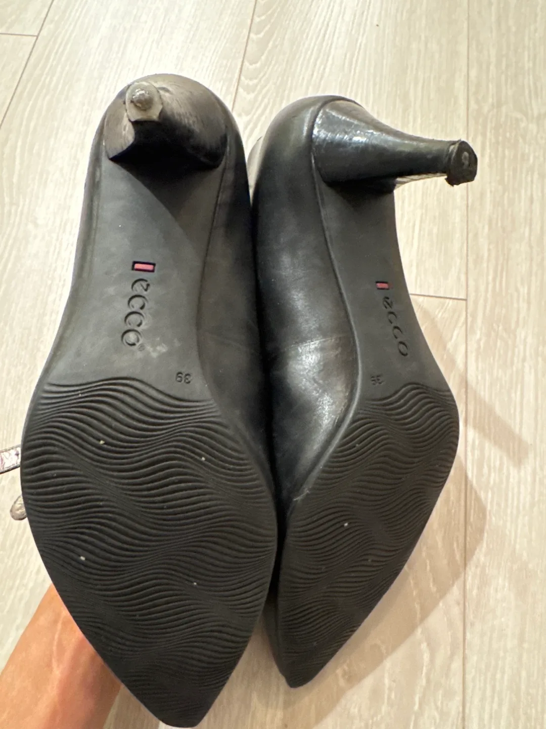 Ecco Black Leather Pumps image indicator(2)