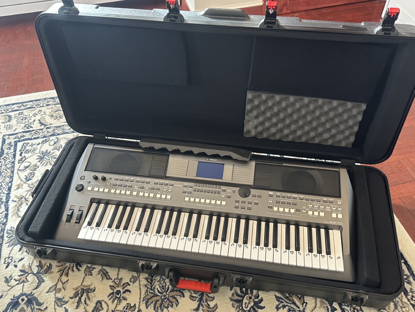Yamaha S670 Arranger Keyboard with Case