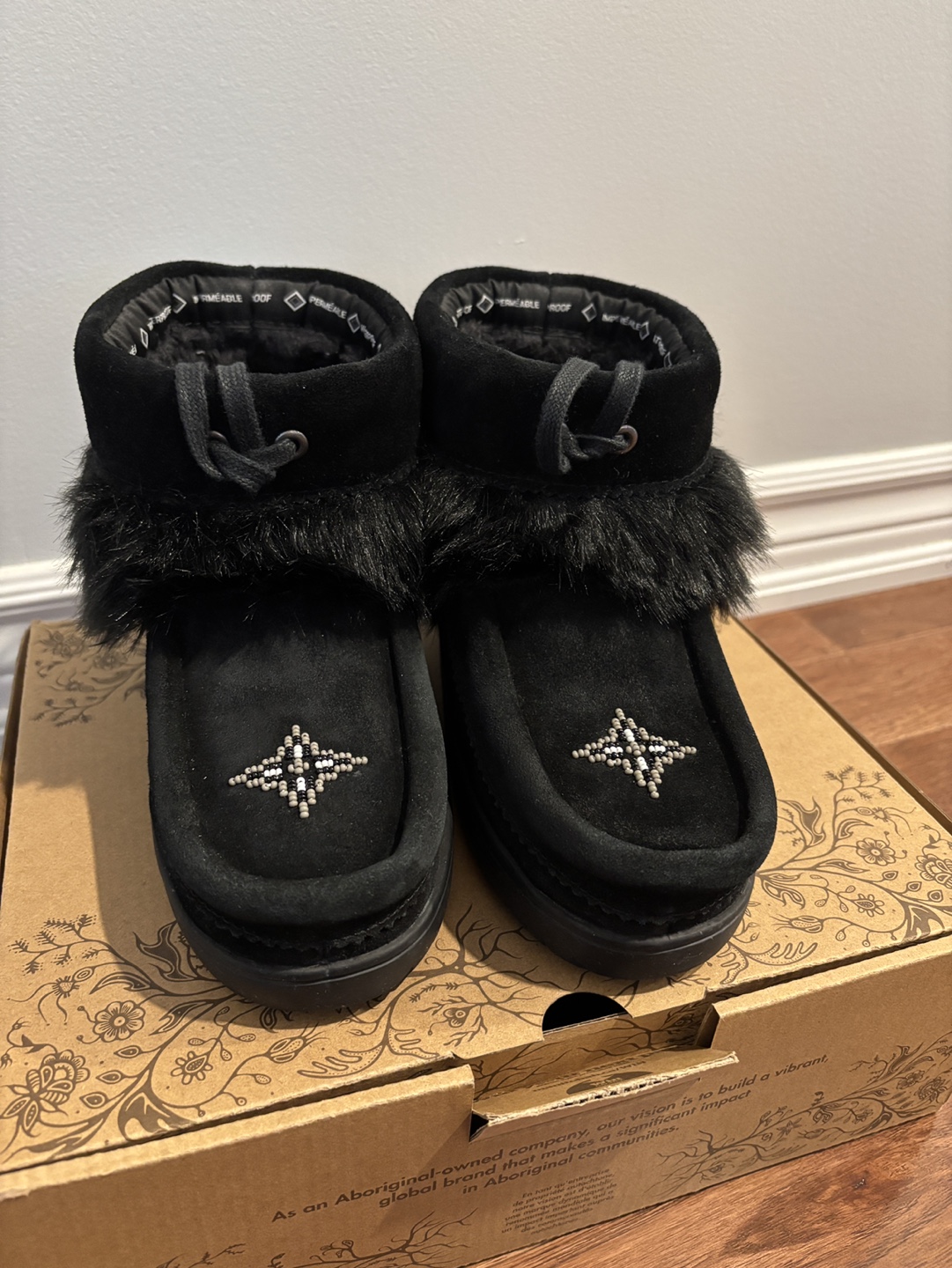 Manitobah Mukluks Women's Black Faux Fur Keewatin Boots Size L05