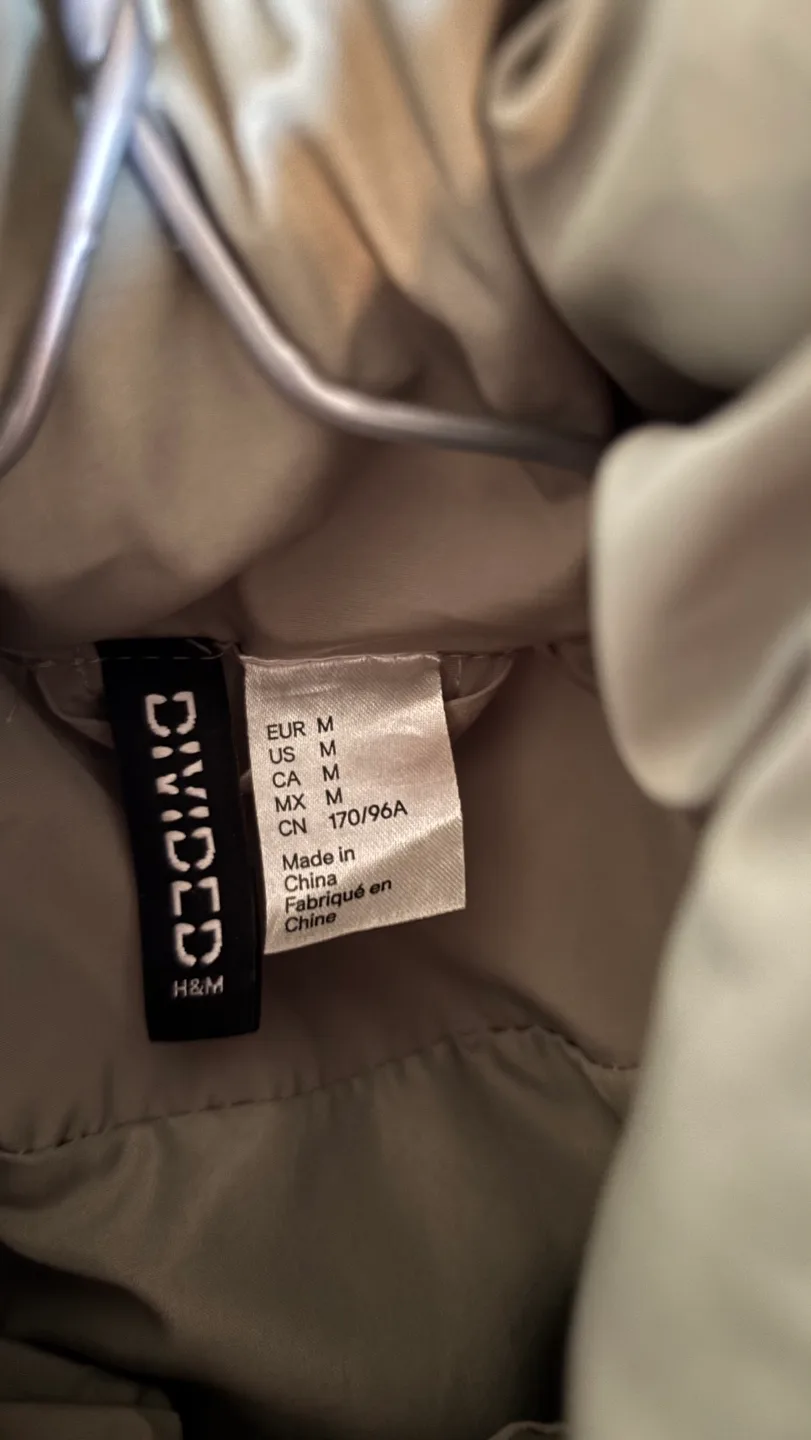 H&M Green Puffer Jacket - Size M image indicator(3)