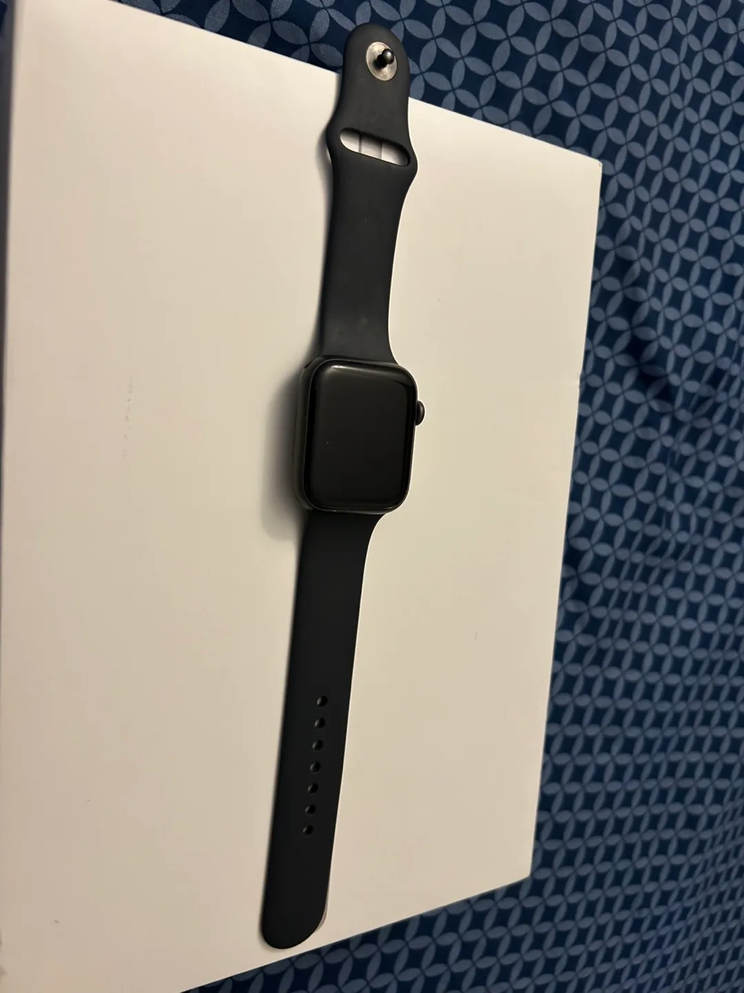 Apple Watch Series 4 and AirPods image indicator(2)