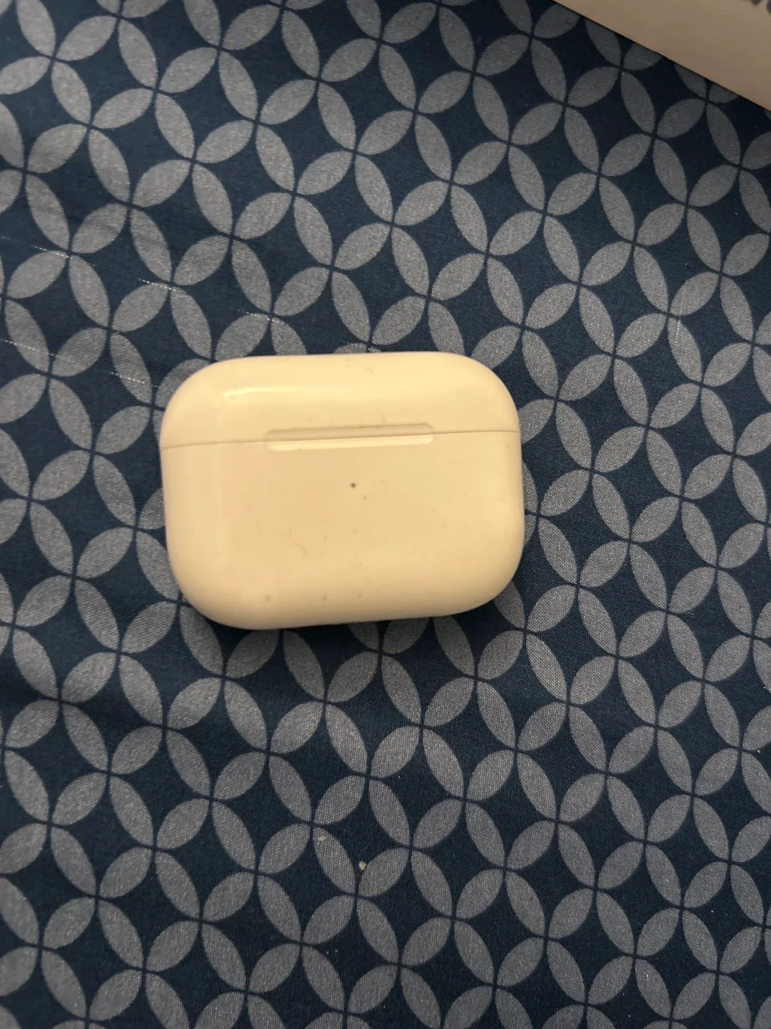 Apple Watch Series 4 and AirPods image indicator(3)
