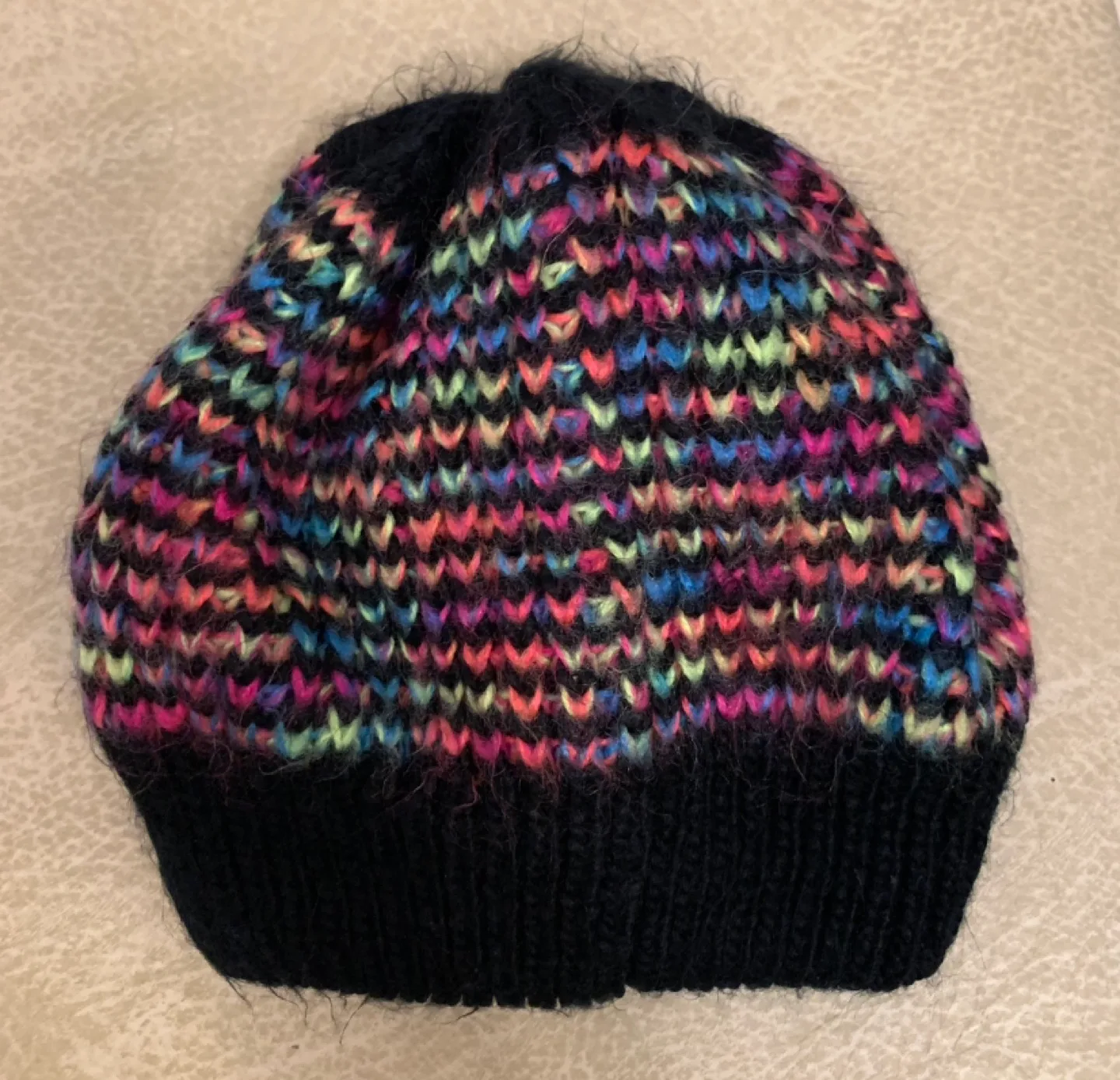 Under Armour Youth Beanie (brand new) image indicator(2)