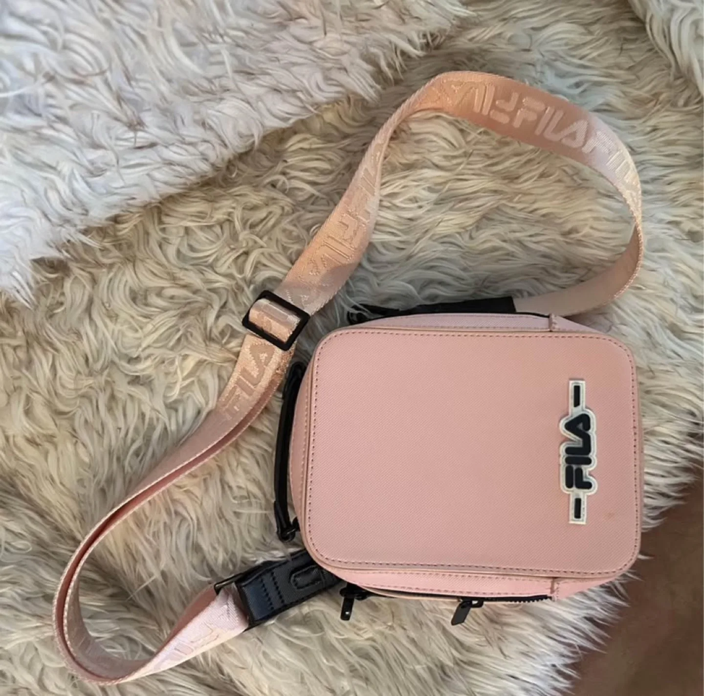 #freecycle Fila pink sling bag (original) image indicator(2)