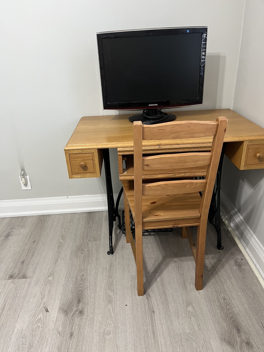 Vintage Sewing Machine Desk with Chair - photo 2