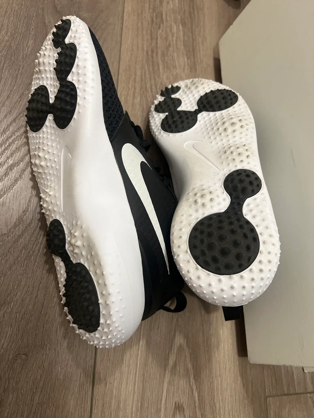 Nike Running Shoes for golf image indicator(2)