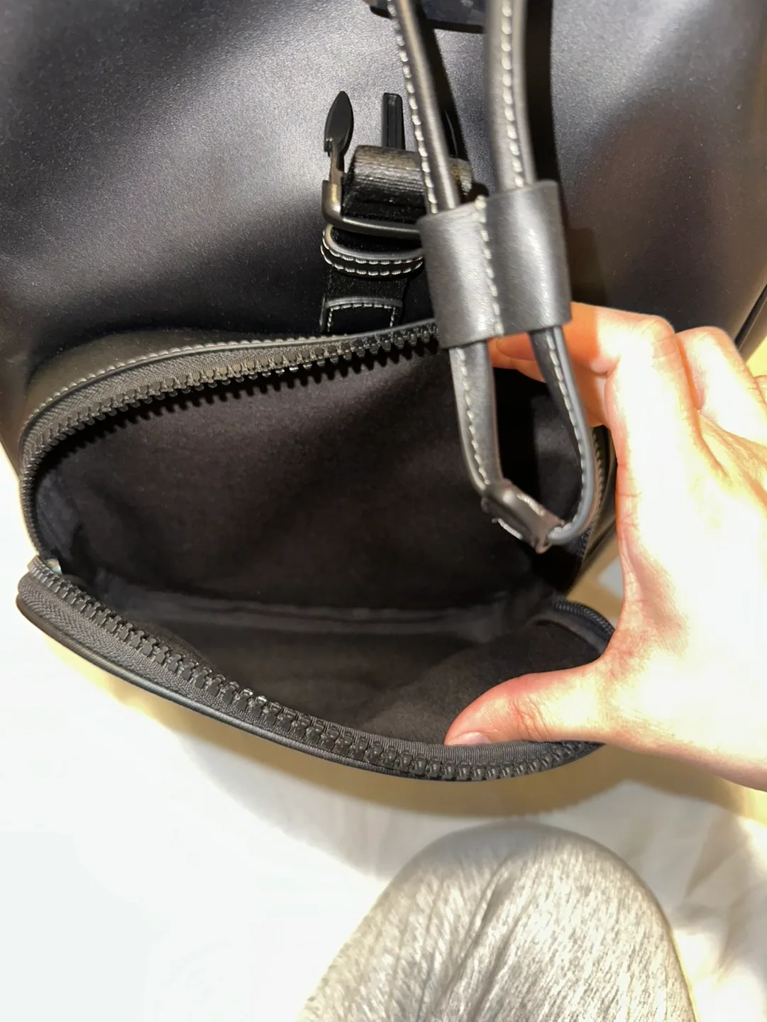 Coach Leather Backpack image indicator(6)
