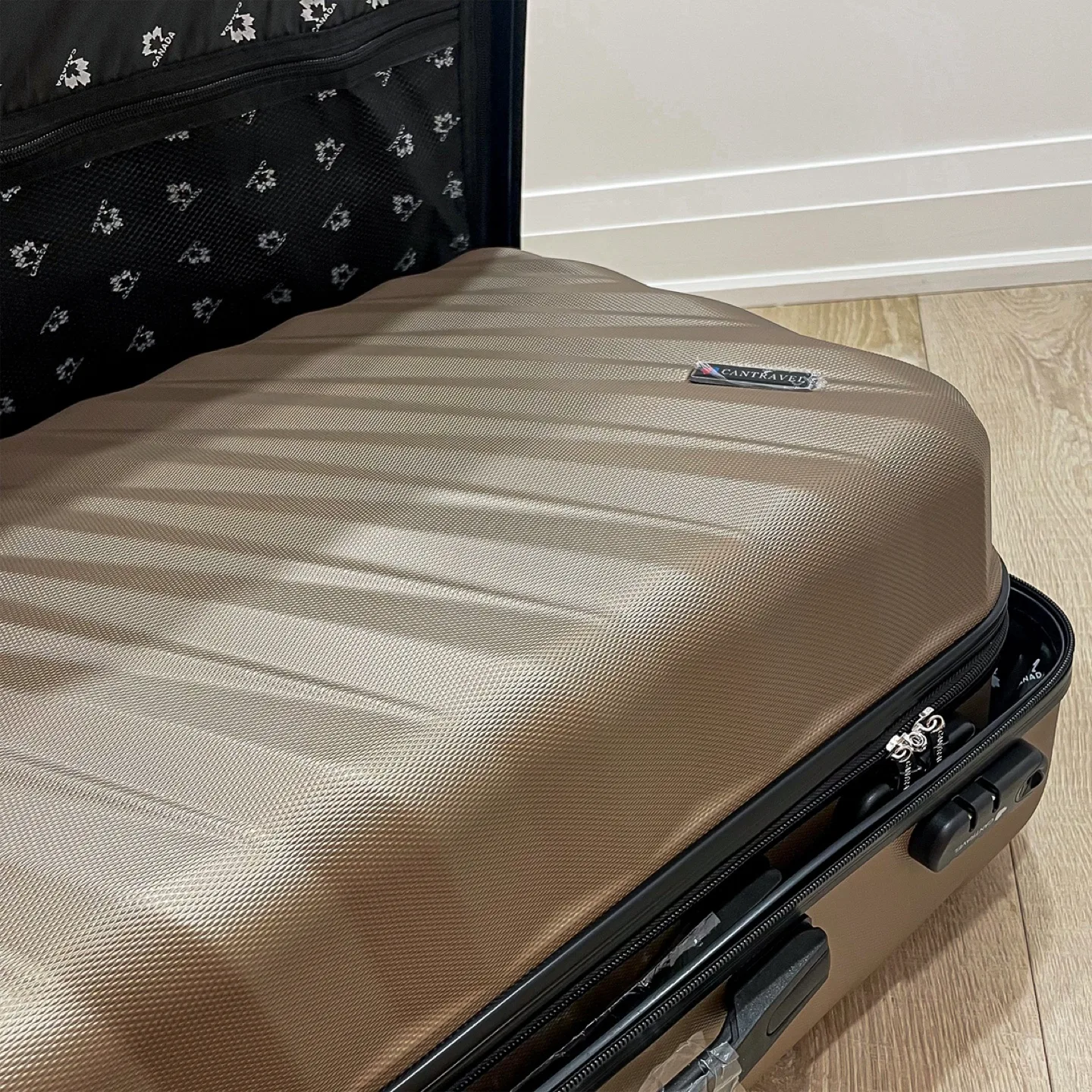 Timeless elegance. Set of the 3 suitcases. image indicator(4)