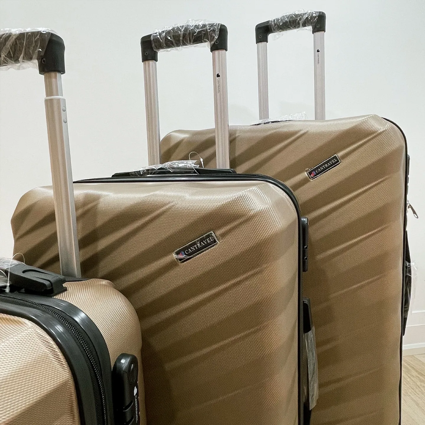 Timeless elegance. Set of the 3 suitcases. image indicator(2)