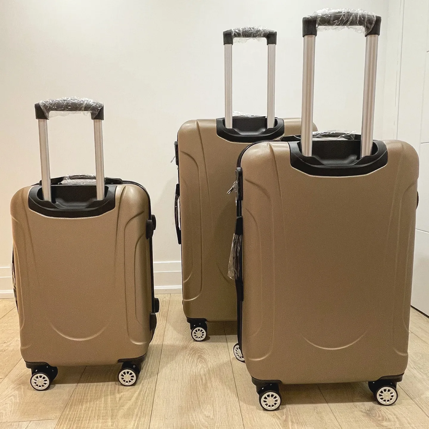 Timeless elegance. Set of the 3 suitcases. image indicator(3)
