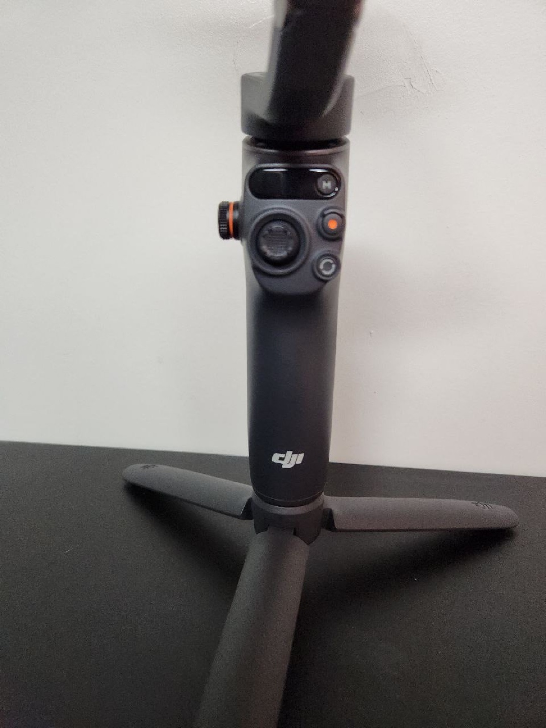 DJI OM 6 Smartphone Gimbal Stabilizer