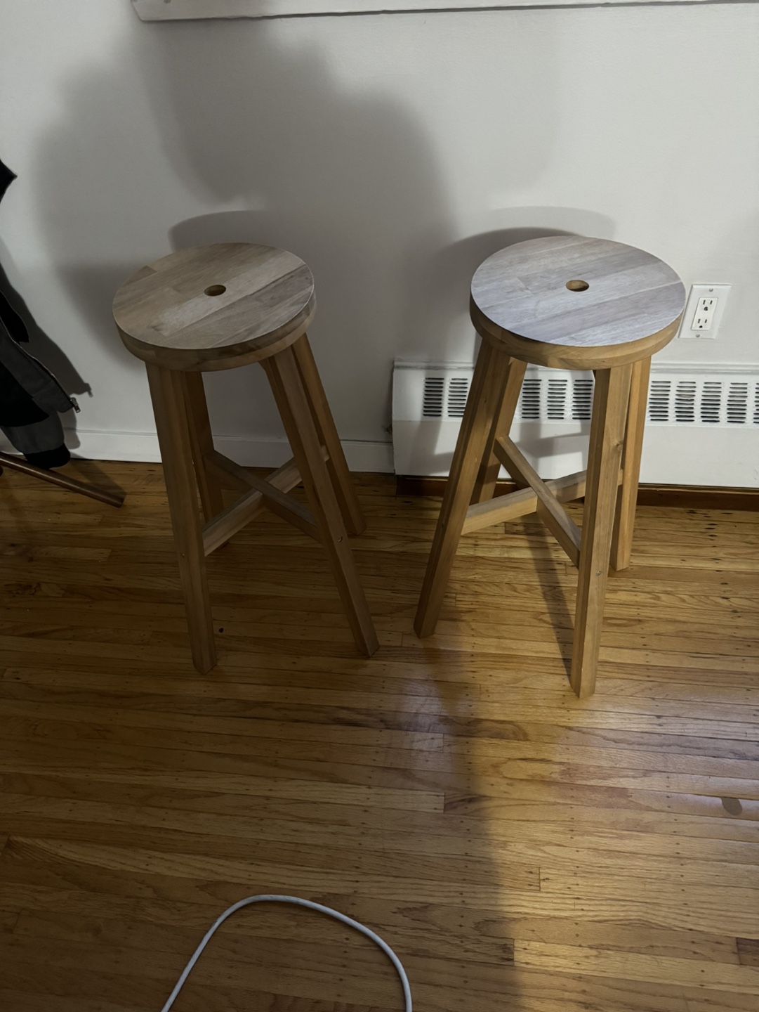 2 wooden bar stools - photo 2