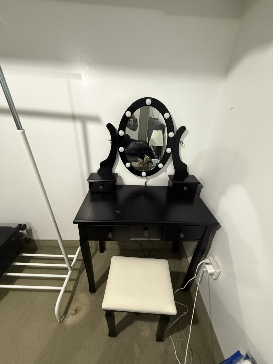 Makeup dresser and lighting - photo 2