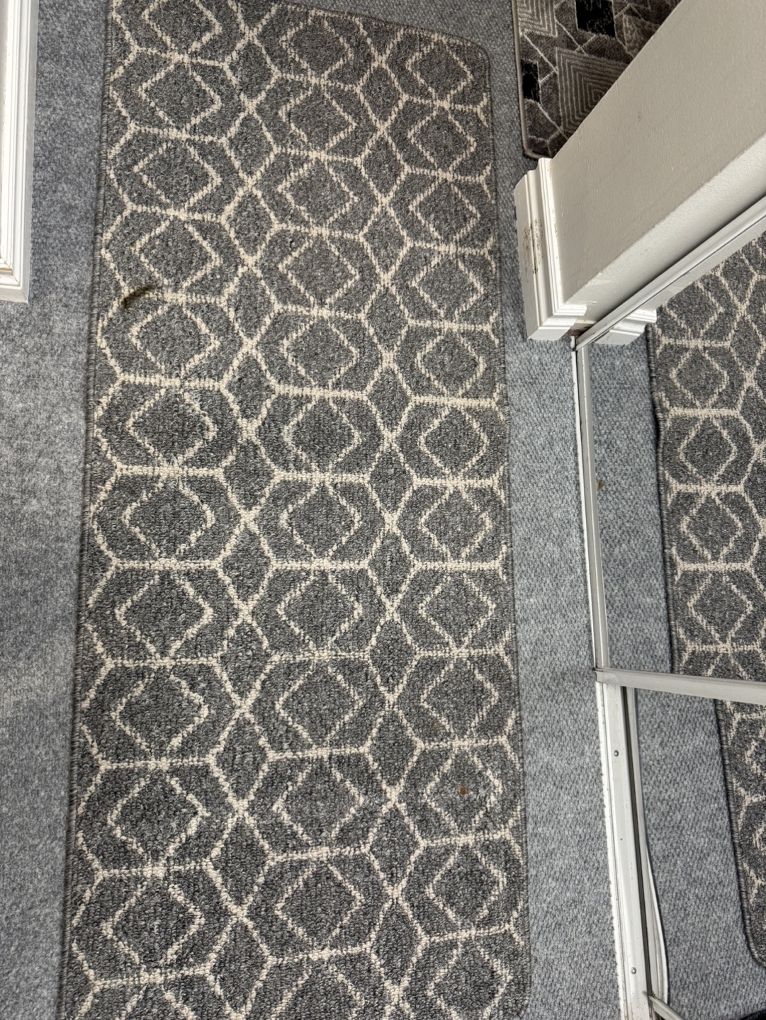 Grey and White Geometric Rug - photo 2