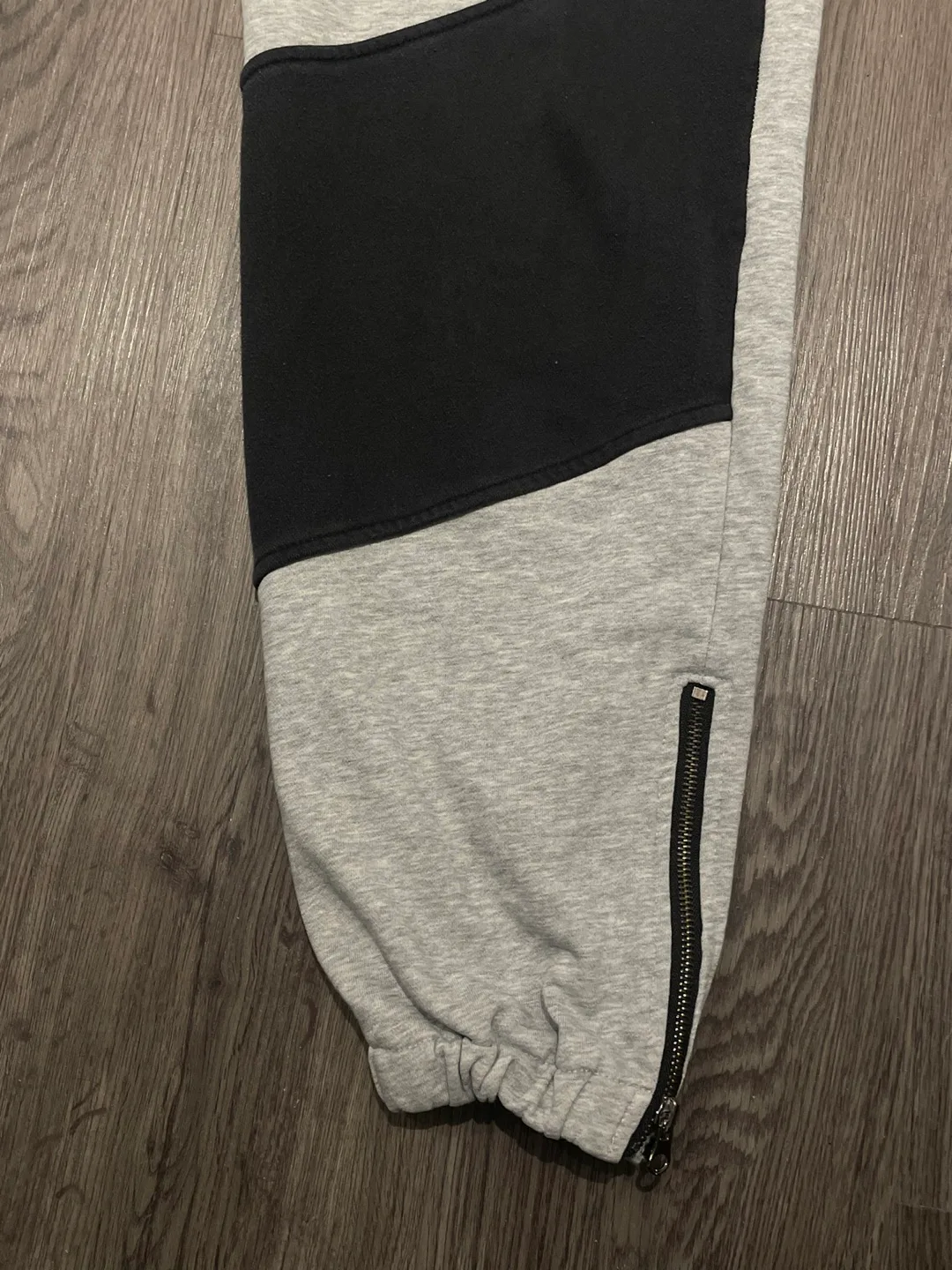 Authentic Supreme x The North Face Grey Sweatpants image indicator(4)