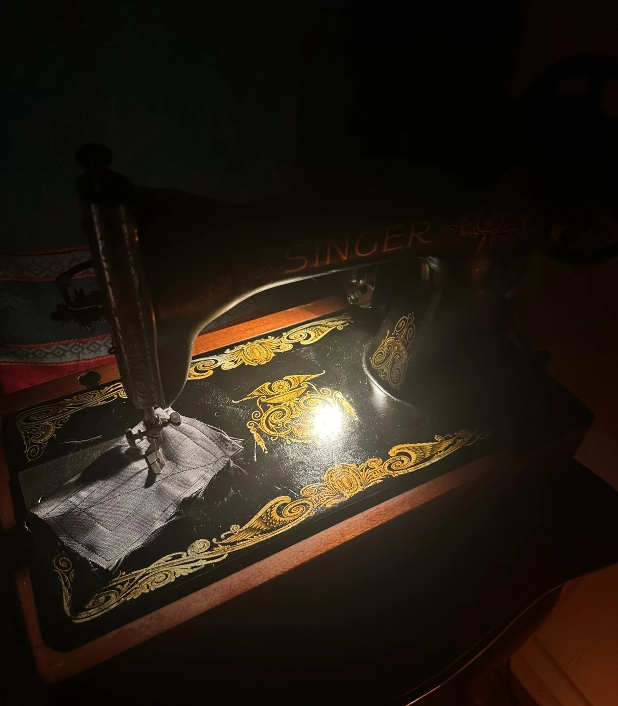 Antique Singer Sewing Machine (1920) image indicator(4)