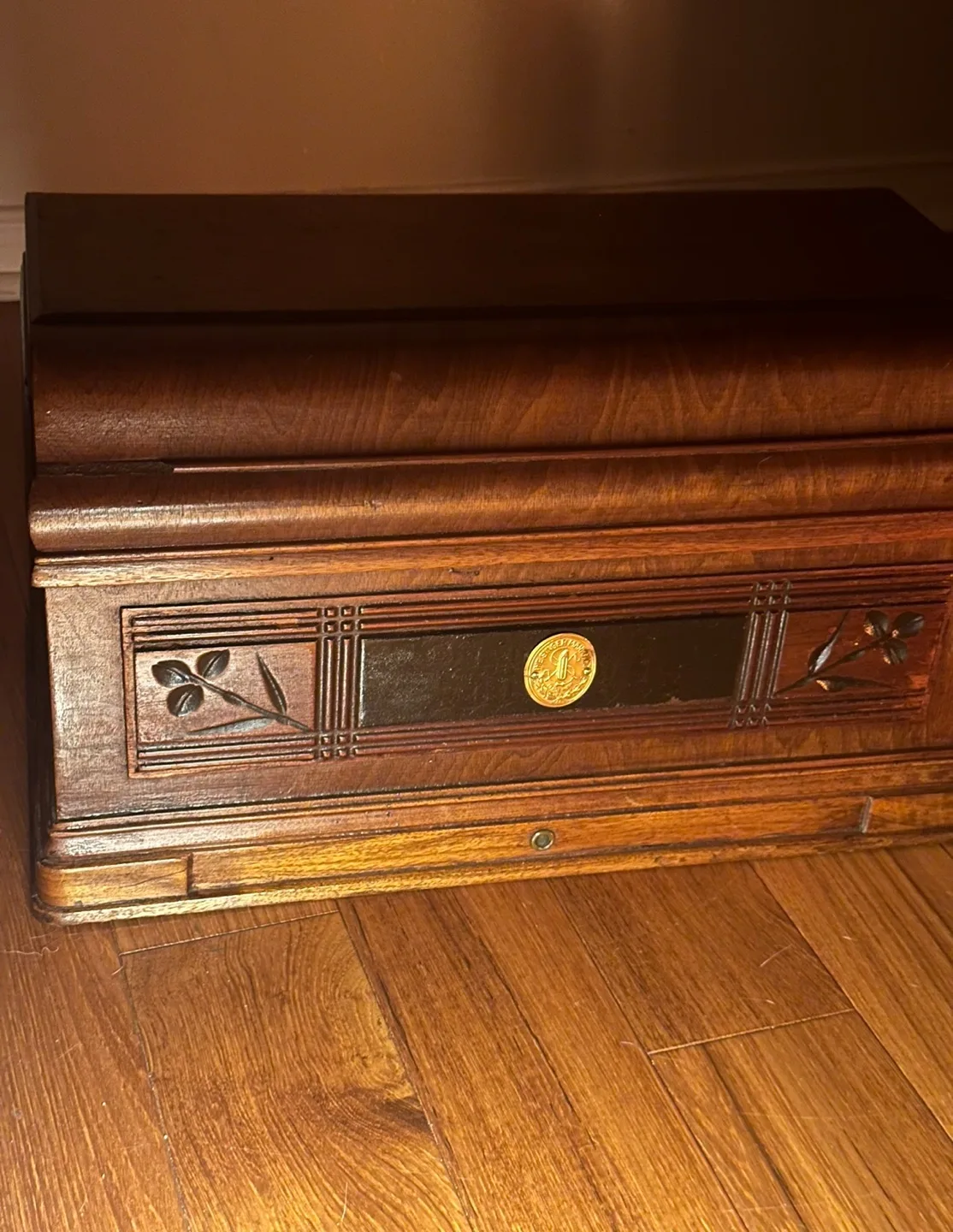 Antique Singer Sewing Machine (1920) image indicator(6)