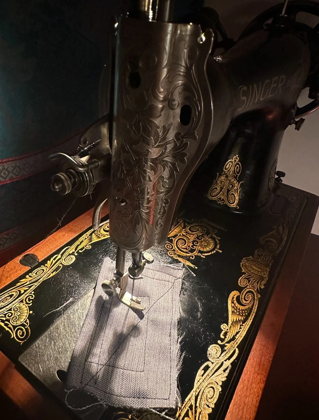 Antique Singer Sewing Machine (1920) image indicator(2)