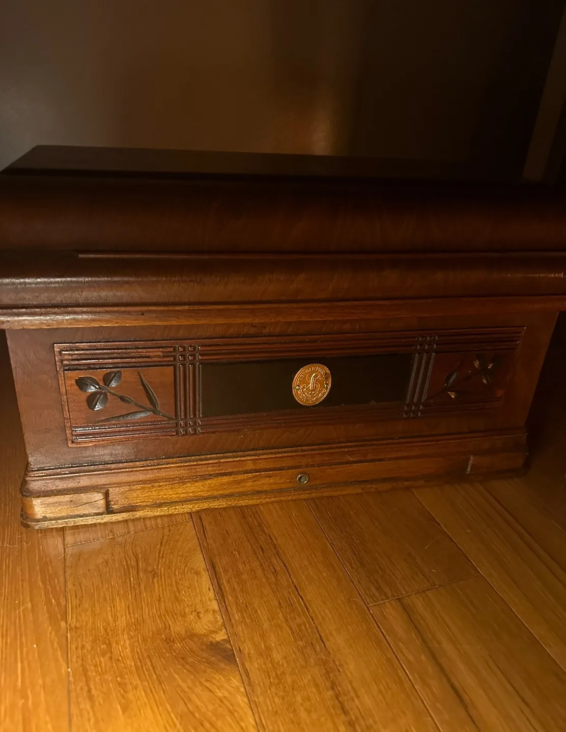 Antique Singer Sewing Machine (1920) image indicator(7)