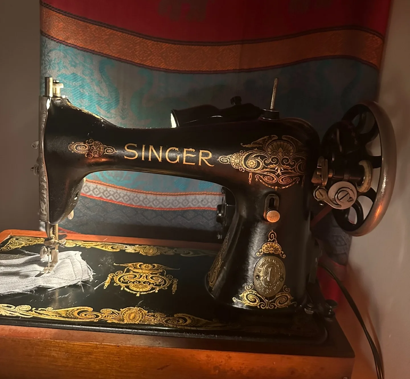Antique Singer Sewing Machine (1920) image indicator(8)