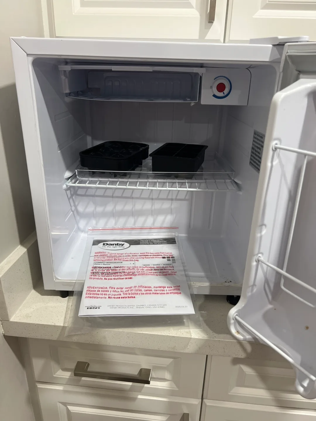 Darby Mini Fridge DCR016AWDB image indicator(2)