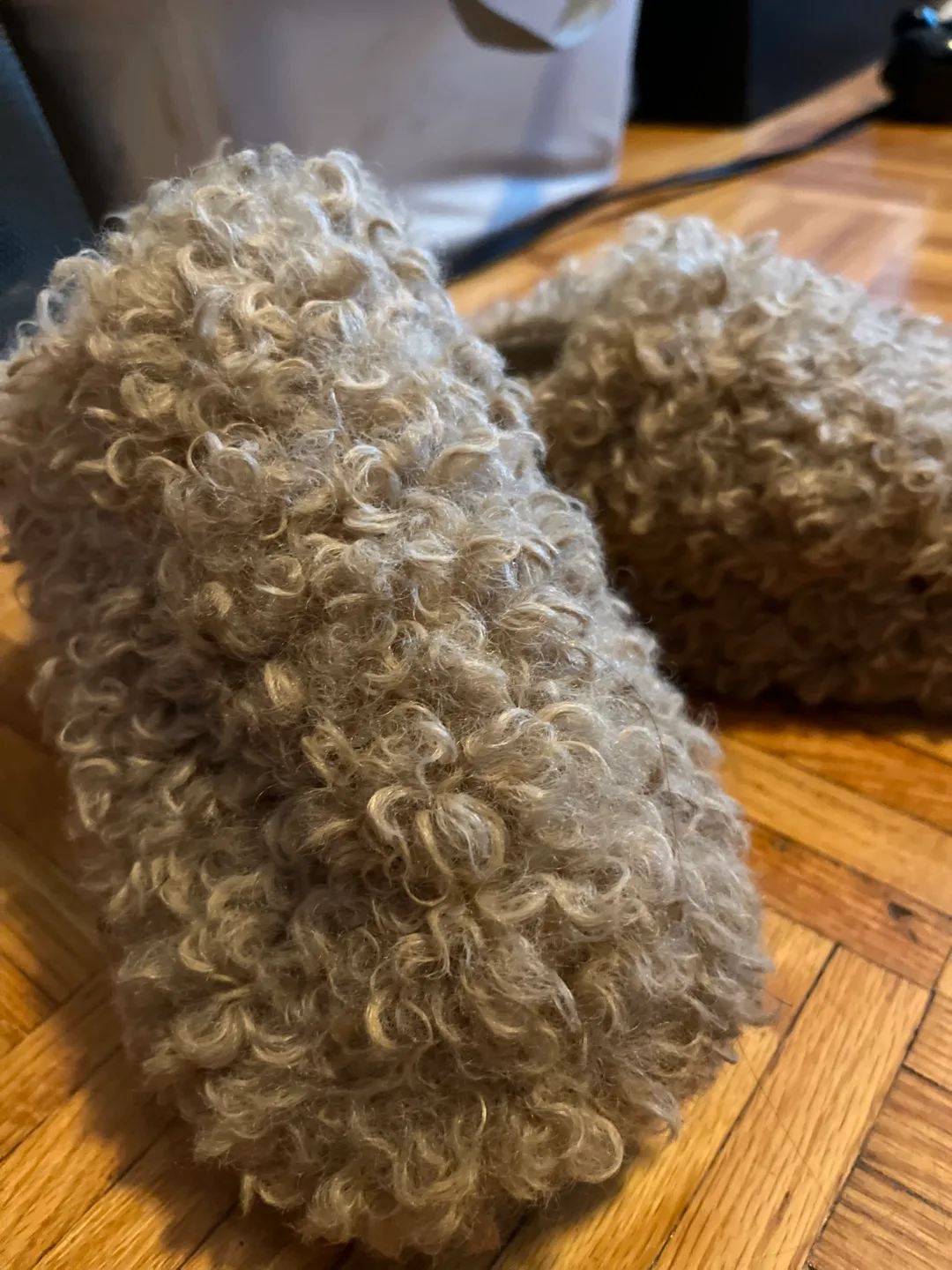 Fuzzy Slippers image indicator(2)