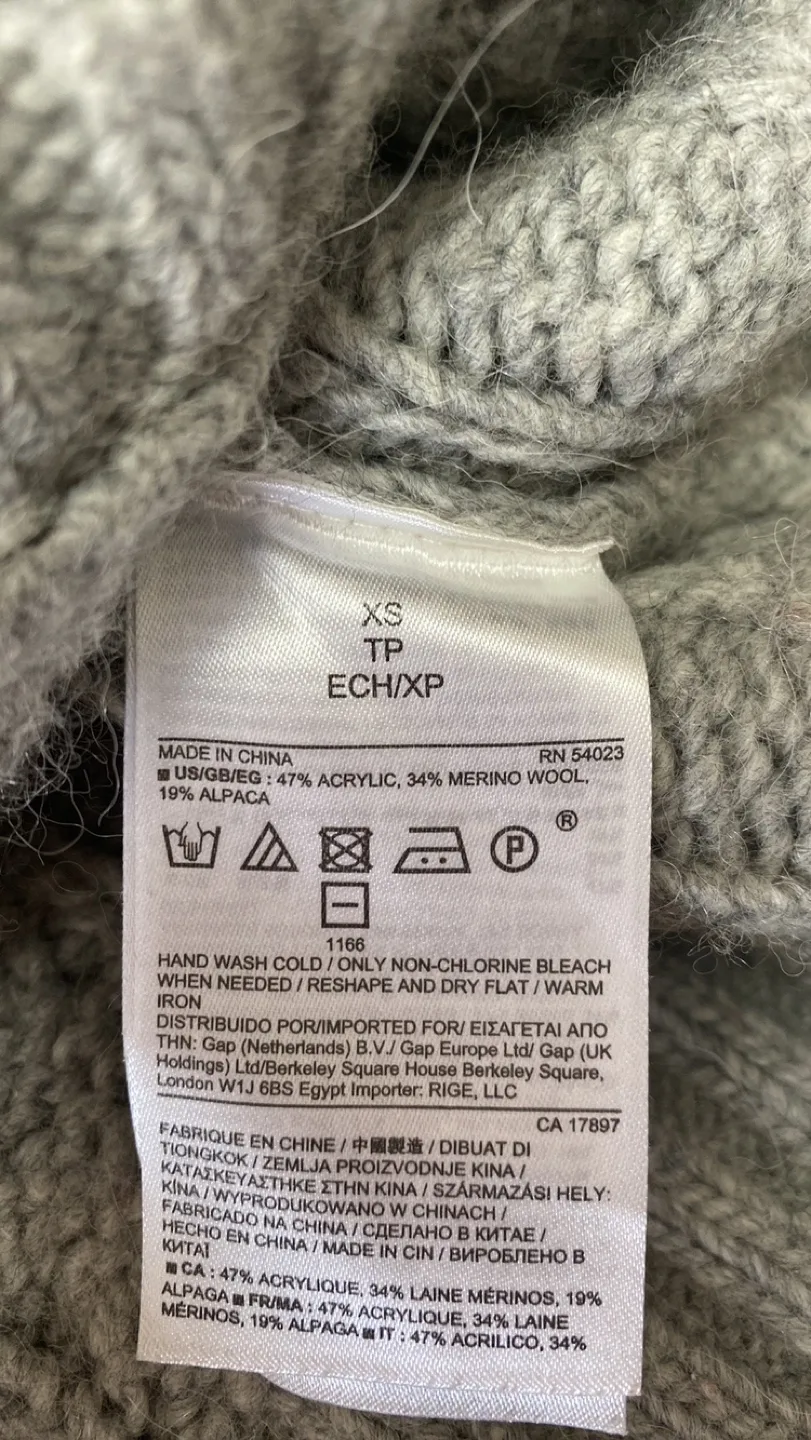 NWOT - Banana Republic Cable Knit Sweater image indicator(7)