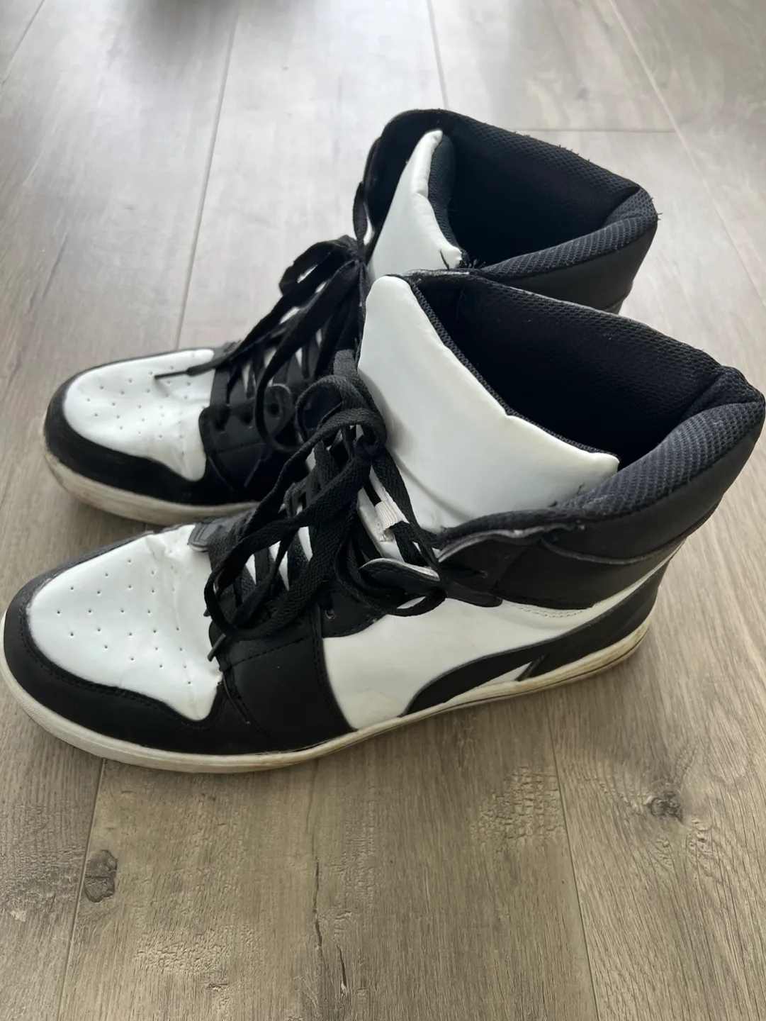 Men's High Top Sneakers size 9 #freecycle image indicator(4)