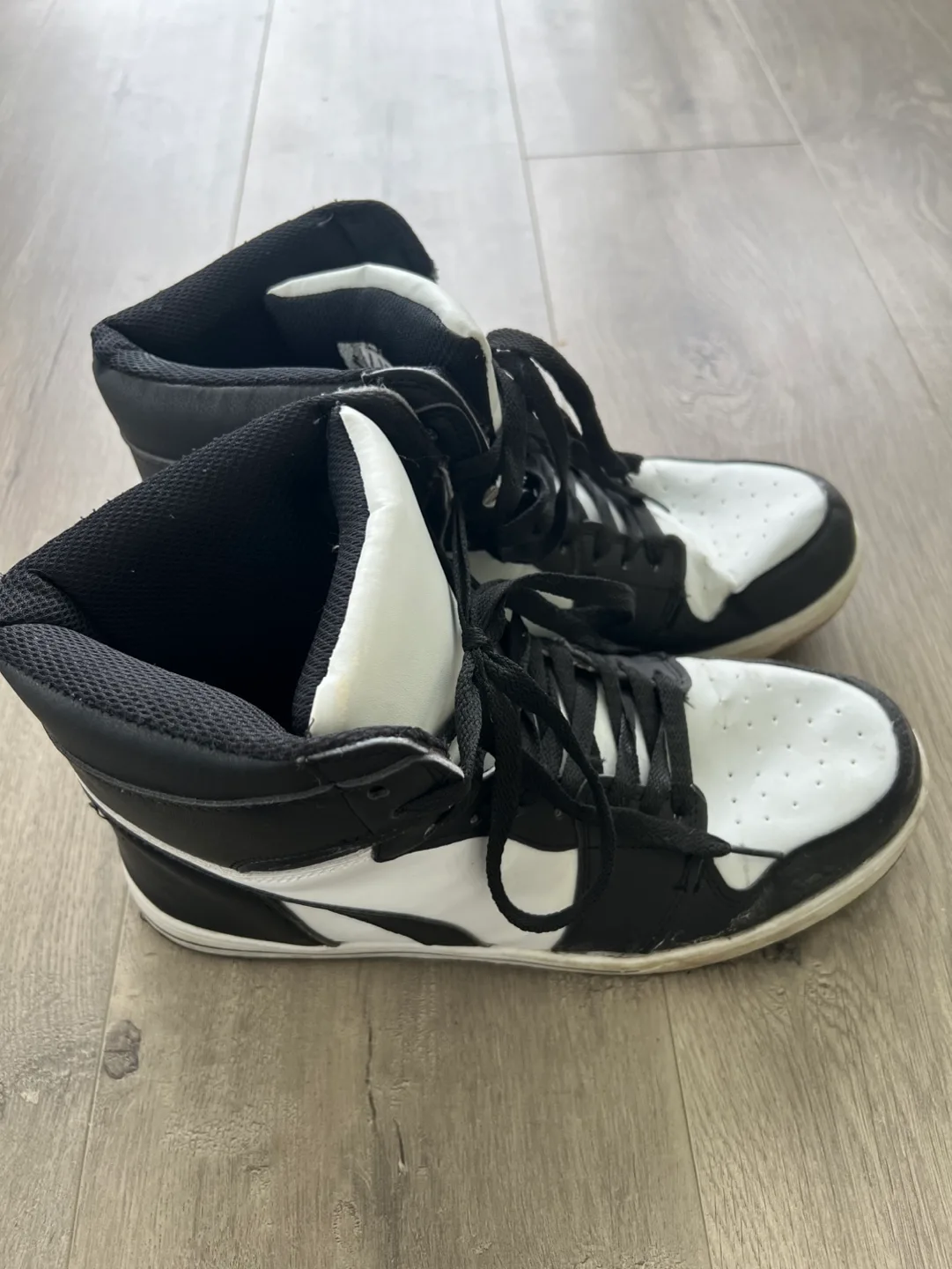 Men's High Top Sneakers size 9 #freecycle image indicator(2)