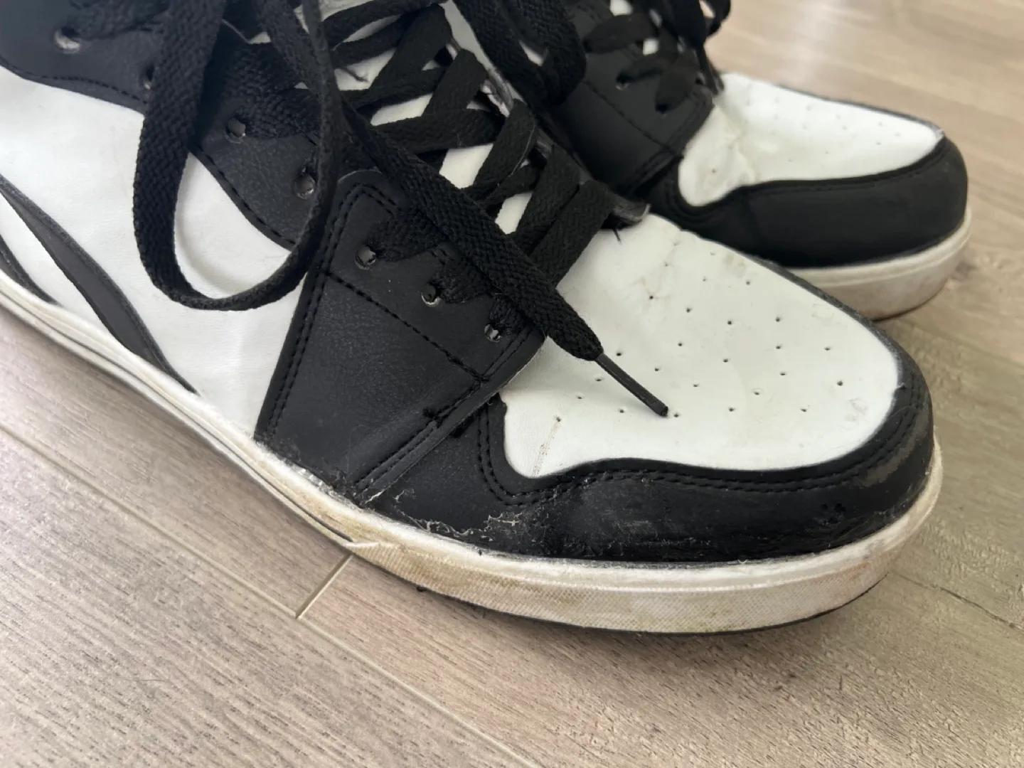 Men's High Top Sneakers size 9 #freecycle image indicator(7)