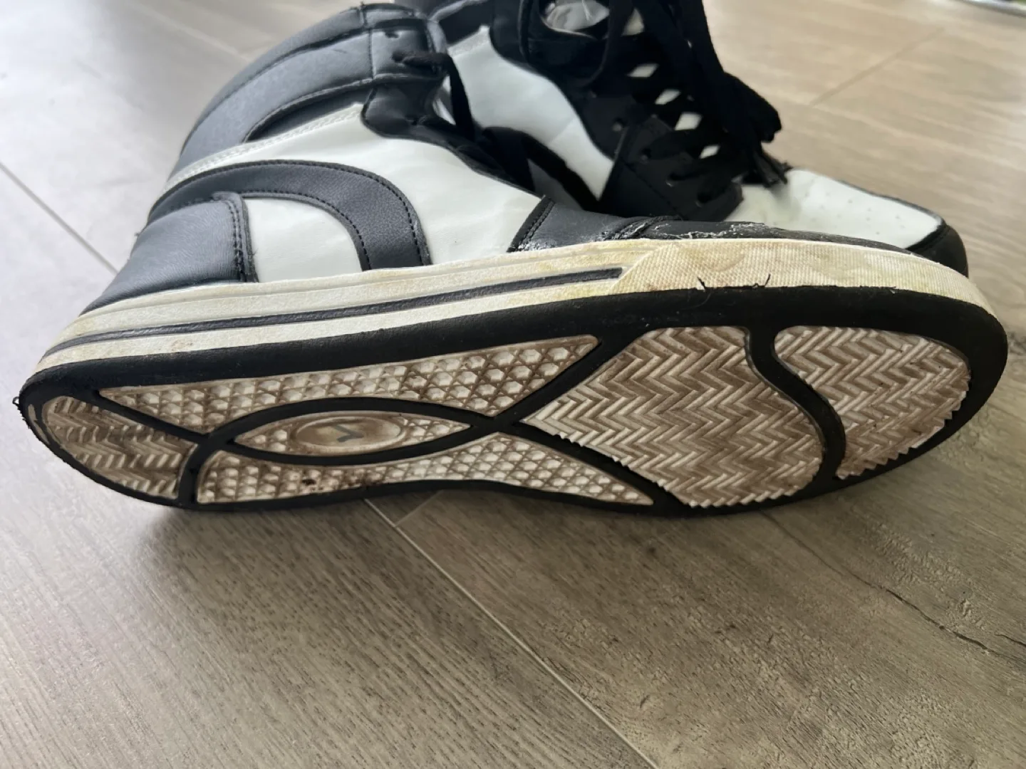 Men's High Top Sneakers size 9 #freecycle image indicator(8)