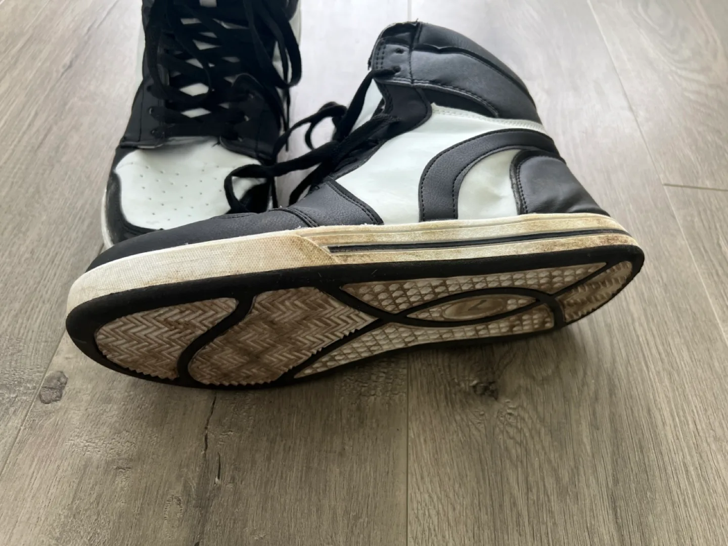 Men's High Top Sneakers size 9 #freecycle image indicator(9)