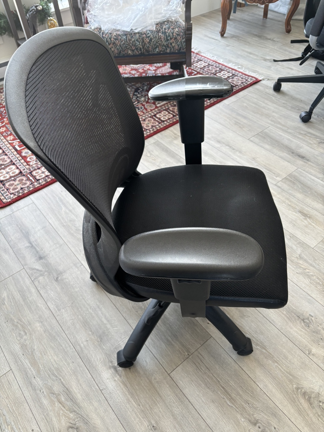 Black Mesh Office Chair - photo 2