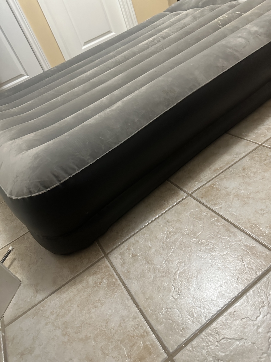Queen size 15” Air Mattress with built in pump - photo 2